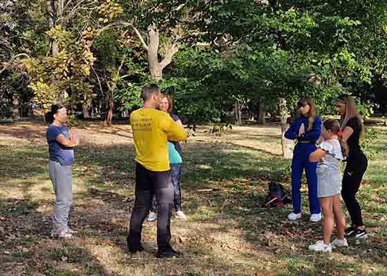 Image for article Romania: Visitors Learn About Falun Dafa at Health Fair