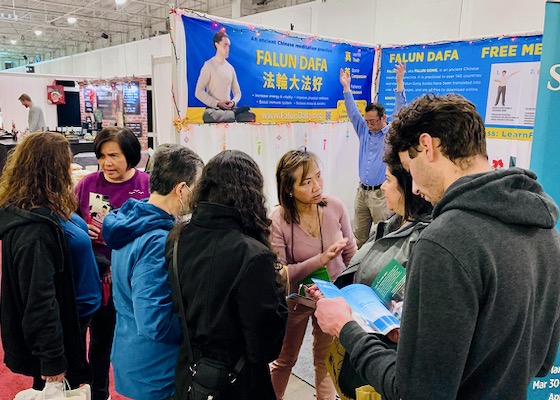 Image for article Canada: People Learn to Practice Falun Dafa at Christmas Show in Toronto