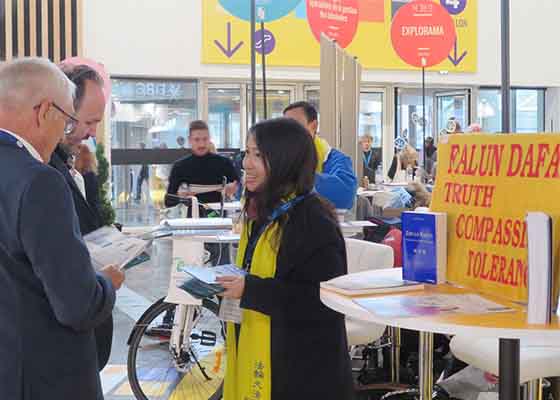 Image for article Paris, France: Information Booth Draws Support for Falun Dafa at Exhibition of Mayors and Local Authorities