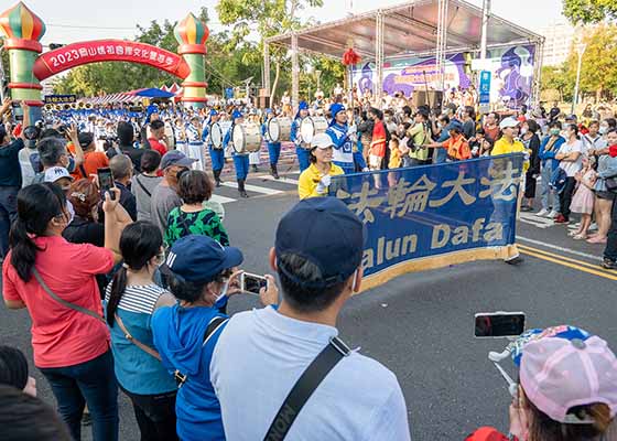 Image for article Taiwan: Introducing Falun Gong to the Attendees of a Cultural Fair in Kaohsiung