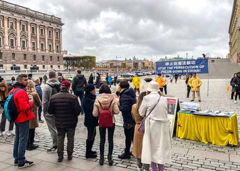 Image for article Sweden: People Praise Falun Dafa During Activities in Stockholm