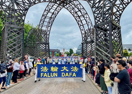 Image for article New Zealand: Falun Dafa Practitioners Awarded “Best Participant” at Local Christmas Parade