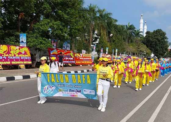 Image for article Batam, Indonesia: Falun Dafa Practitioners Invited to Participate in Cultural Parade and Received Four Awards