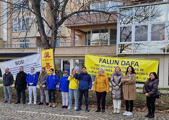 Image for article Bulgaria: People at Peaceful Protest Condemn the CCP’s Persecution of Falun Dafa