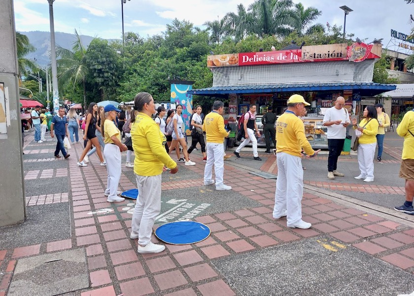 Image for article Colombia: Falun Dafa’s Guiding Principles Resonate with Passersby During Events in Medellín