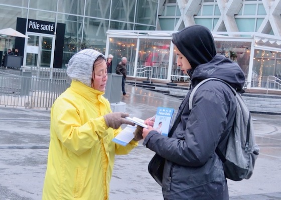 Image for article Paris: Raising Awareness of the Persecution and Collecting Signatures Before International Human Rights Day