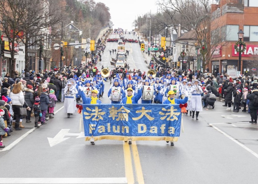 Image for article Toronto, Canada: Falun Dafa’s Principles Make Impact in Three Christmas Parades