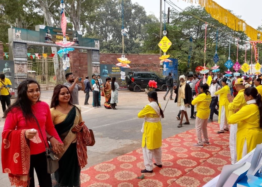 Image for article Sanchi, India: Falun Dafa Welcomed at the Mahabodhi Festival