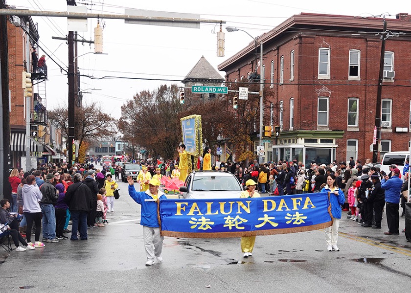 Image for article Baltimore, U.S.A.: Falun Dafa Practitioners Participate in Annual Christmas Parade