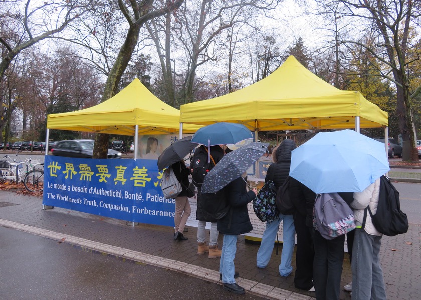 Image for article France: European Falun Dafa Practitioners Mark International Human Rights Day, Raise Awareness of Persecution in China