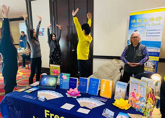 Image for article Toronto, Canada: Visitors Learn to Practice Falun Dafa at Expo