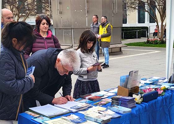 Image for article Italy: Residents Learn About Falun Dafa and the Persecution in China