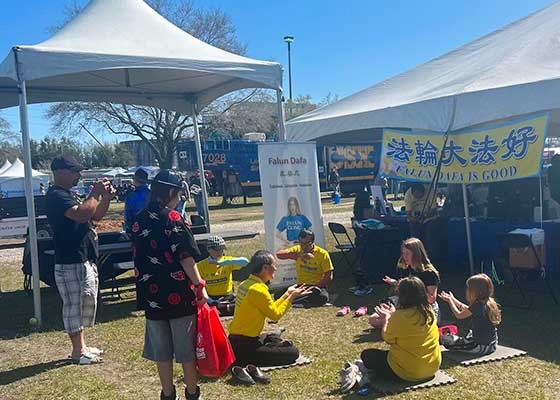 Image for article Florida, U.S.A.: People Learn about Falun Dafa at the World of Nations Celebration
