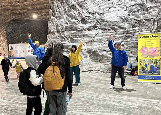 Image for article Romania: People Praise Falun Dafa During Event at Ocnele Mari Salt Mine