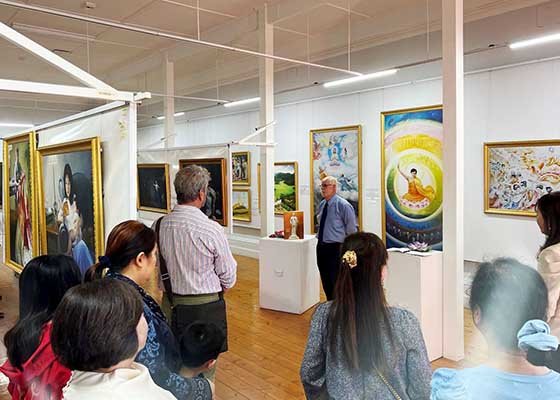 Image for article Adelaide: Attendees Moved by Paintings in the Art of Zhen Shan Ren Exhibition