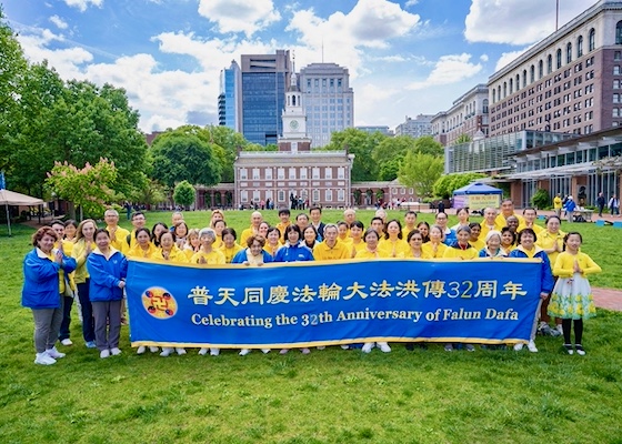 Image for article Pennsylvania, USA: World Falun Dafa Day Celebrations Held on Independence Square in Philadelphia