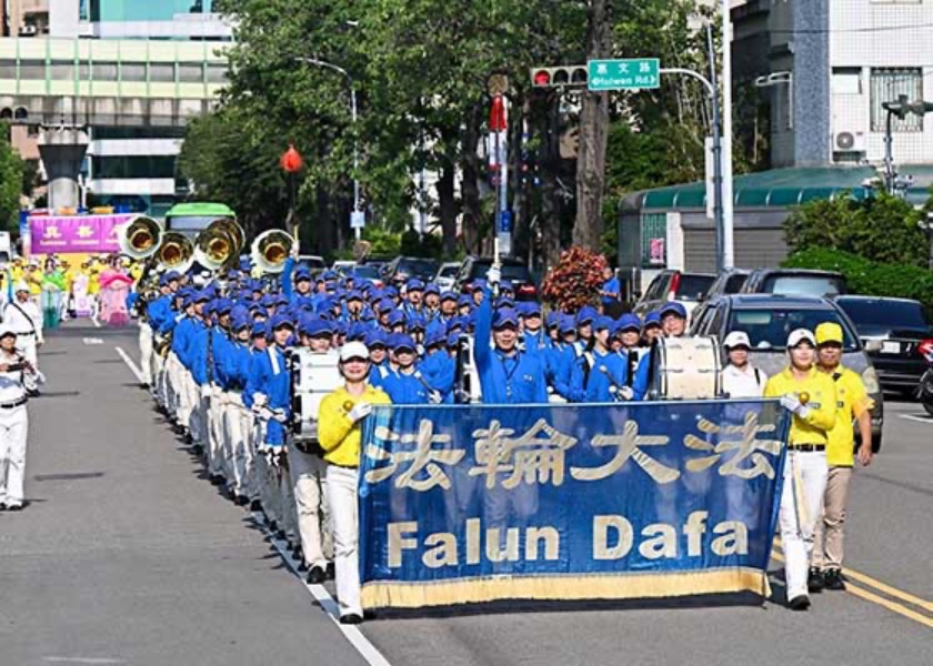 Image for article Taichung, Taiwan: People Admire and Support Falun Gong Practitioners' Parade to Mark 25th Anniversary of April 25 Appeal