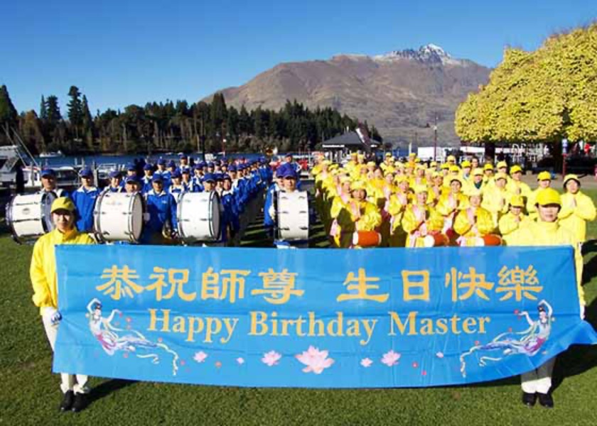 Image for article Queenstown, New Zealand: People Praise Falun Dafa During Event to Celebrate World Falun Dafa Day