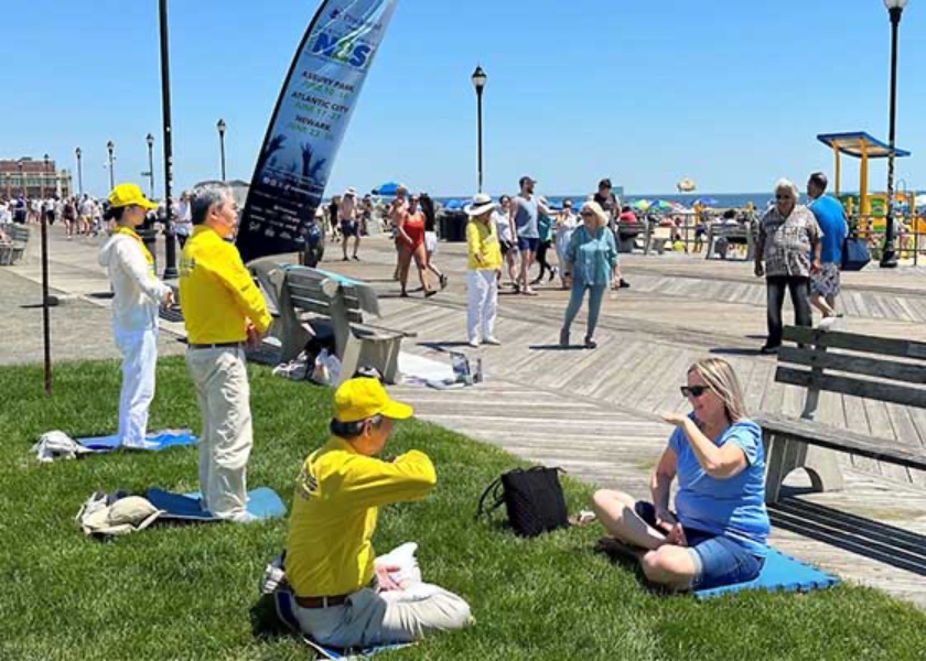 Image for article New Jersey: Tourists Learn the Falun Dafa Exercises at Asbury Park