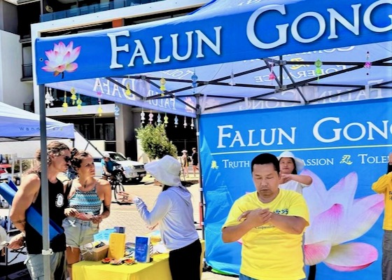 Image for article Australia: Introducing Falun Dafa at a Festival in Perth