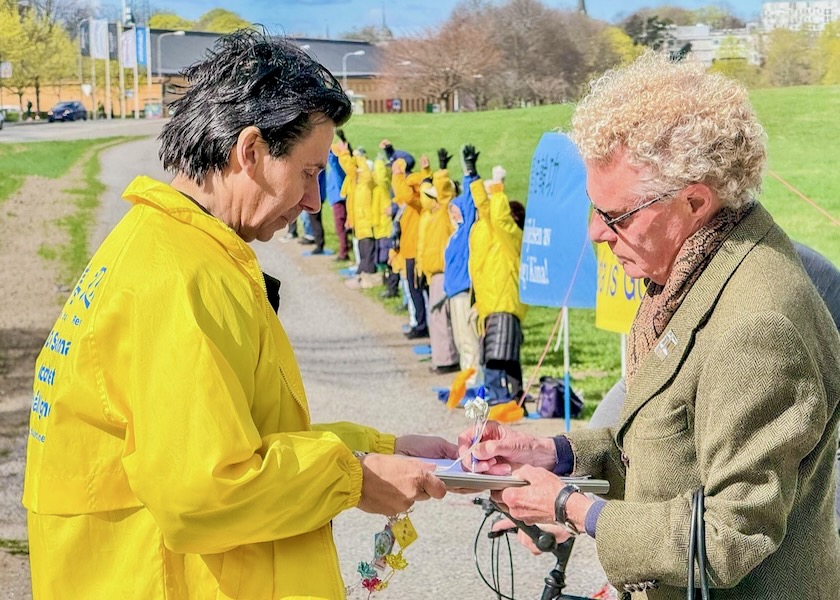 Image for article Sweden: Peaceful Protest at the Chinese Embassy Commemorates the 26th Anniversary of the April 25 Appeal