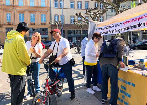 Image for article Germany: Events in Two University Towns Expose the Persecution in China