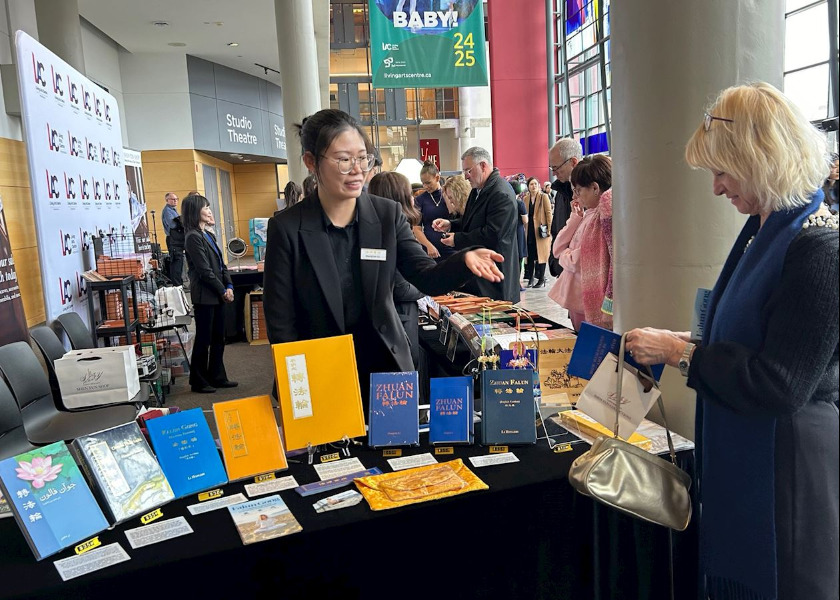 Image for article Theatergoers Purchase Falun Gong Books After Seeing Shen Yun: “This Practice Is Very Powerful”