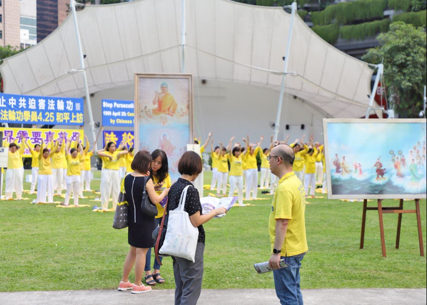 Image for article Singapore: People Show Support for Falun Dafa at Events Commemorating the April 25 Appeal