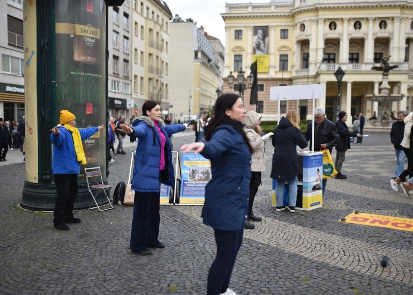 Image for article Slovaks Sign Petition Calling to End the Persecution of Falun Dafa
