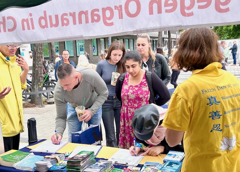 Image for article Germany: People in Mannhiem Condemn the Persecution of Falun Dafa