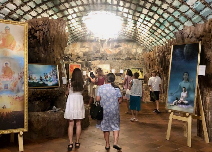 Image for article Bulgaria: Visitors Moved by the Resilience and Spirituality in the Art of Zhen Shan Ren Exhibition in Ravadinovo Castle