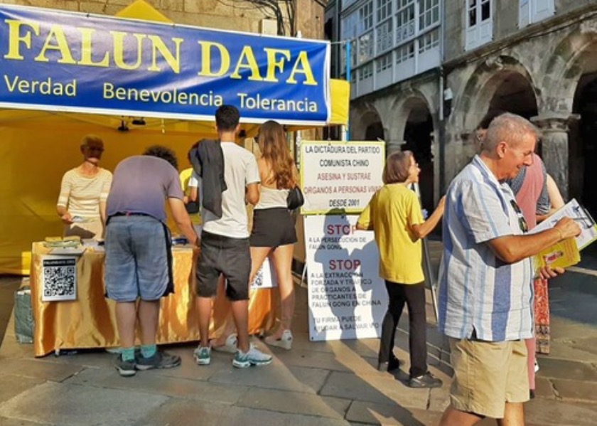 Image for article Spain: People Learn About Falun Dafa at Famous Tourist Site