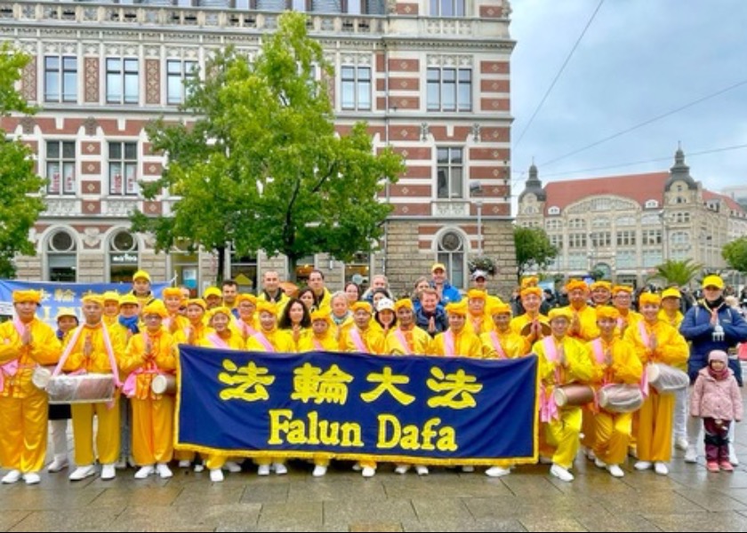 Image for article Falun Dafa Practitioners in Germany Thank Master Li and Wish Him a Happy Mid-Autumn Festival