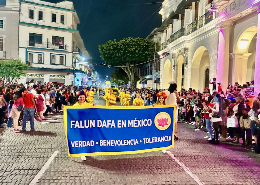 Image for article Mexico: People Praise Falun Dafa During Parade in Veracruz
