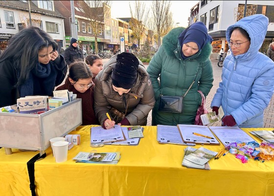 Image for article People Support Falun Dafa at Information Day in the Netherlands