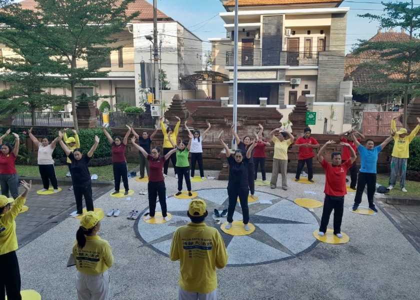 Image for article Indonesia: North Kuta Subdistrict Office Staff Learn Falun Dafa