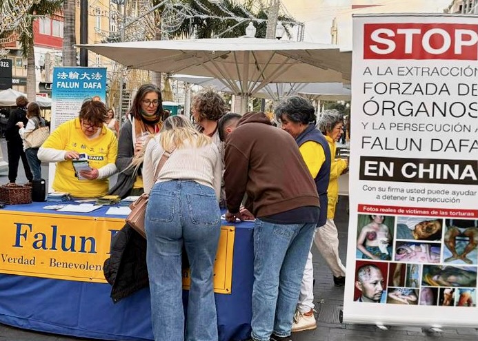 Image for article Collecting Signatures in Tenerife, Spain, to Help End the CCP’s Persecution of Falun Dafa