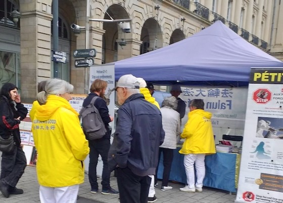 Image for article Rennes, France: People Sign Petitions During Falun Dafa Day to End the CCP’s Brutality
