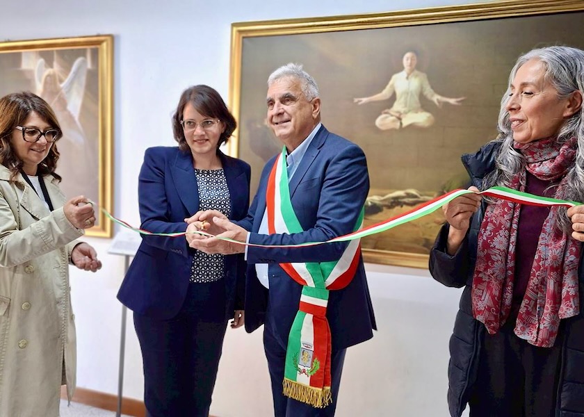 Image for article Italy: Viewers Moved by The Art of Zhen-Shan-Ren Exhibition in Bucine