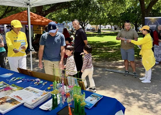 Image for article Introducing Falun Gong at Asian Festival in Plano, Texas