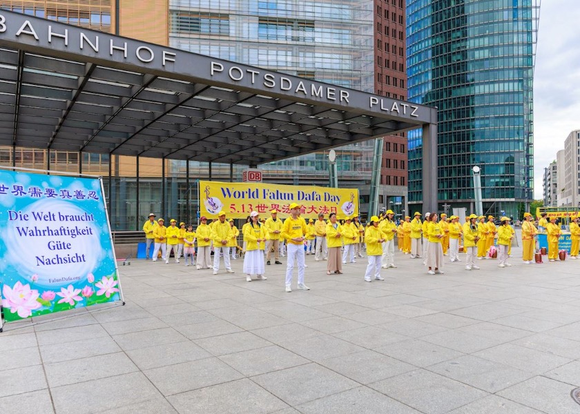 Image for article Chinese Students Learn About Falun Gong During Celebration of World Falun Dafa Day in Berlin