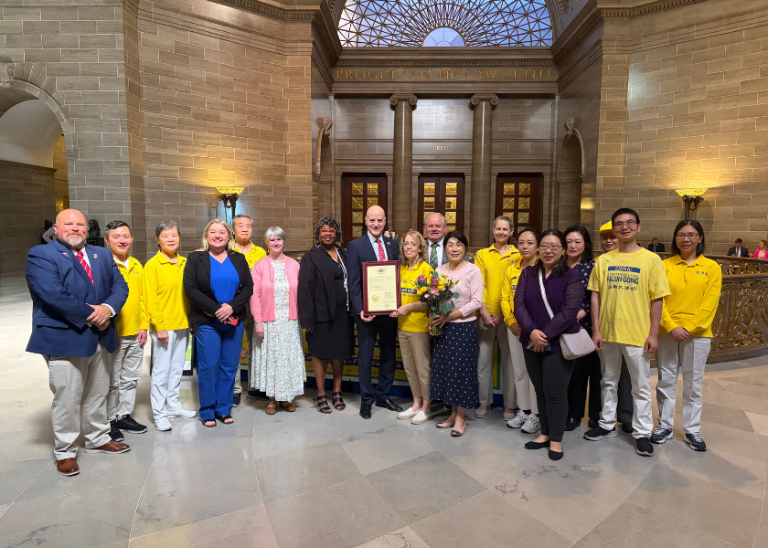 Image for article Missouri, US: Falun Dafa Practitioners Celebrate World Falun Dafa Day at State Capitol