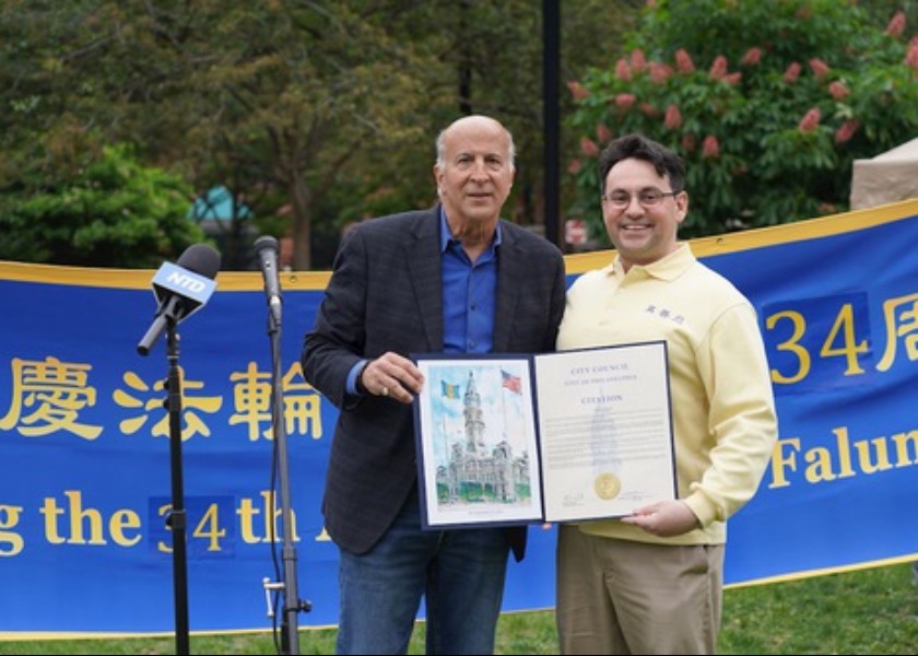 Image for article Philadelphia: Councilor Learns the Exercises at Falun Dafa Day Celebrations