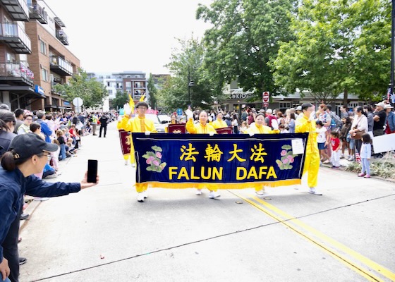 Image for article Kirkland, Washington: Falun Dafa Practitioners Cheered by Spectators at Independence Day Parade