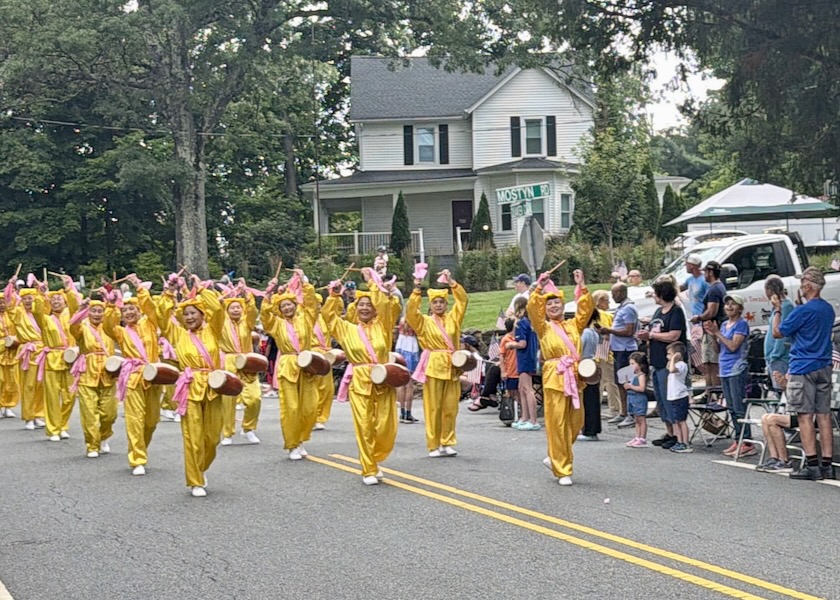 Image for article New Jersey: Falun Dafa Practitioners Warmly Welcomed at Randolph Freedom Festival Parade