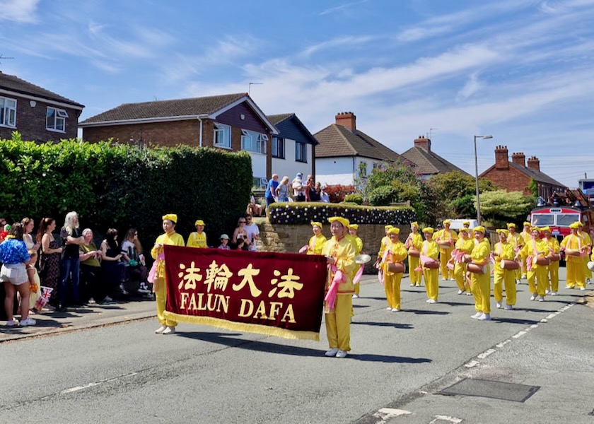 Image for article The UK: People Learn About Falun Dafa at Weaverham Rose Fete