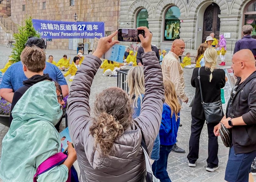 Image for article Stockholm: Passersby Support Falun Gong Events Protesting 27 Years of CCP Persecution in China