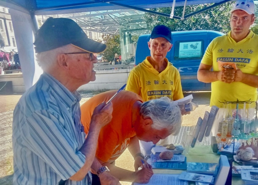 Image for article France: People in La Rochelle Encourage Practitioners at Events to Expose the Persecution
