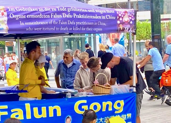 Image for article Düsseldorf, Germany: Officials and the Public Condemn the Persecution of Falun Gong