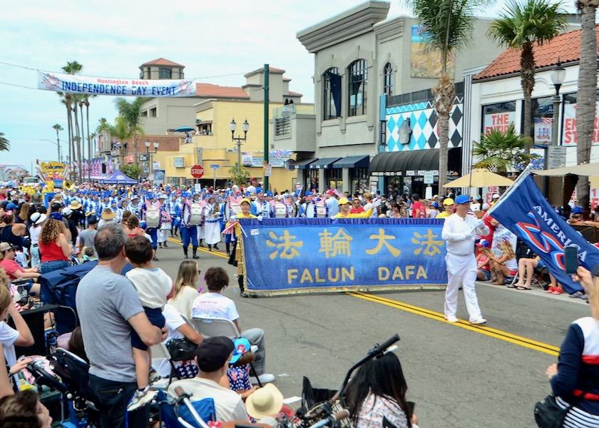 Image for article Huntington Beach, California: Tian Guo Marching Band Joins Fourth of July Parade
